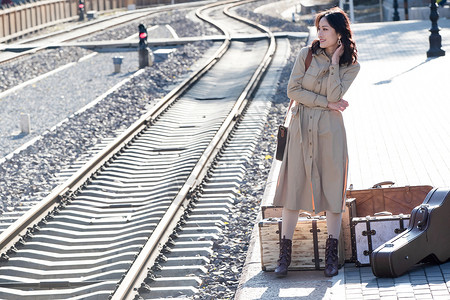 20到24岁东方人郊游青年女人站在铁轨旁图片