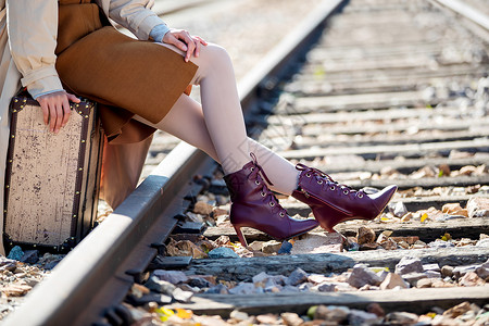 优雅怀旧旅途青年女人坐在铁轨上图片