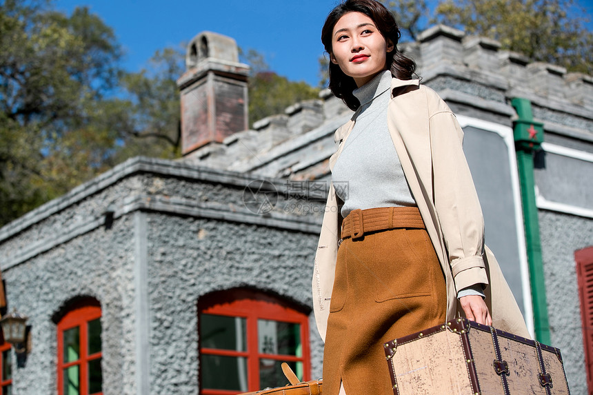 青年女人拿着行李箱旅行图片