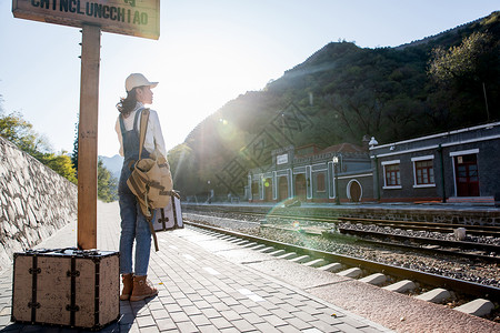 直行交通标识牌青年女人在火车站站台上背景
