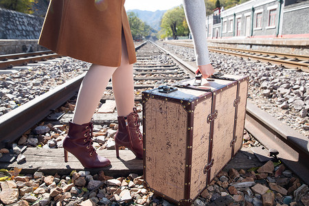 青年女人拿着行李箱旅行图片