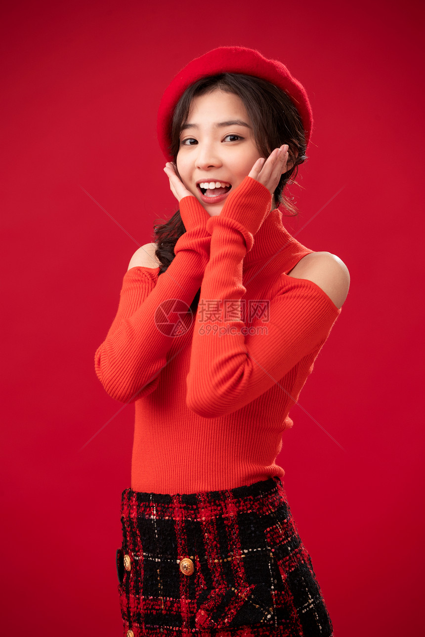 青年人摄影春节穿红色衣服的青年女人肖像图片