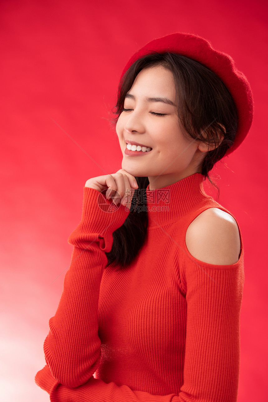 东亚放松快乐穿红色衣服的青年女人肖像图片