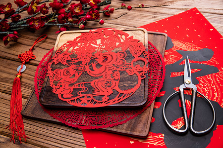 剪纸梅花新年红包和金元宝背景