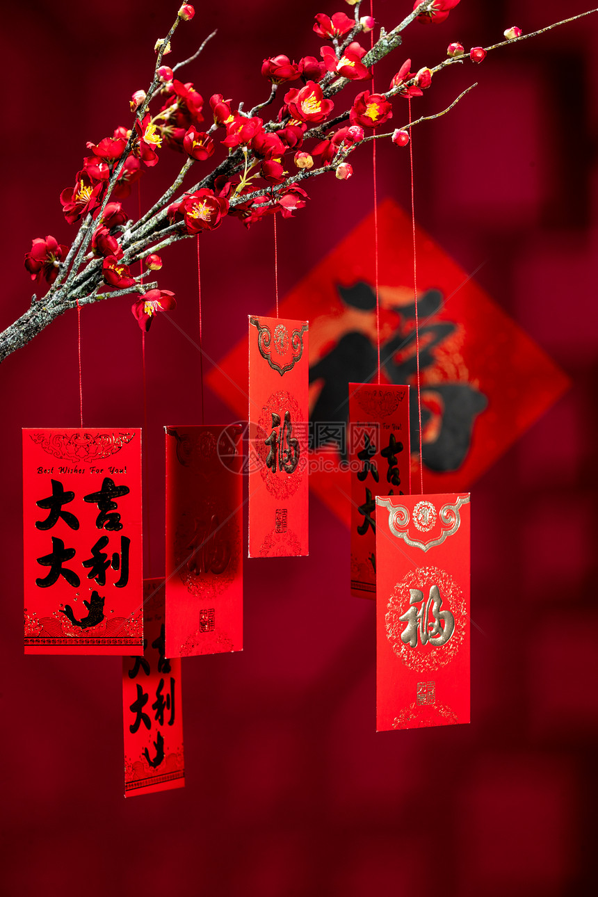 传统庆典彩色图片元素悬挂在梅花下面的红包图片