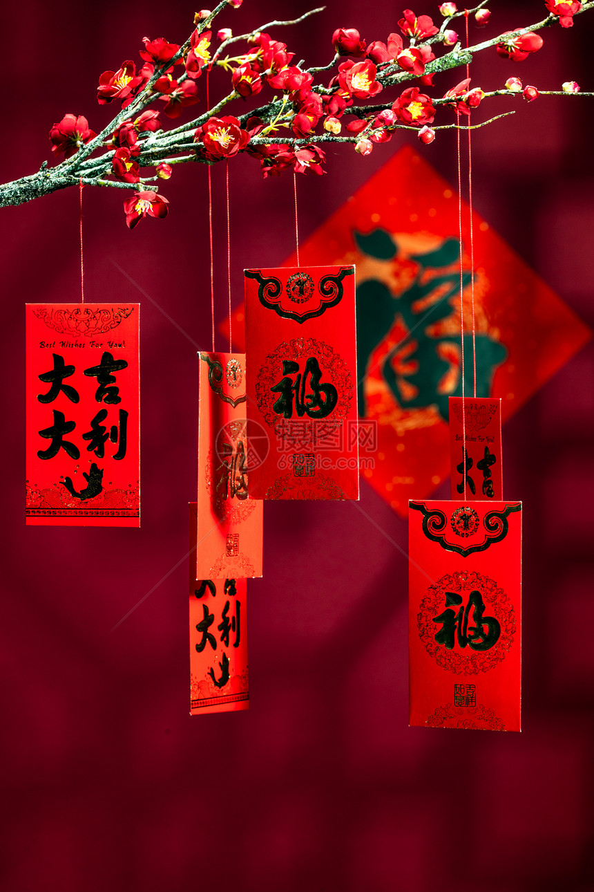 新年财富东亚悬挂在梅花下面的红包图片