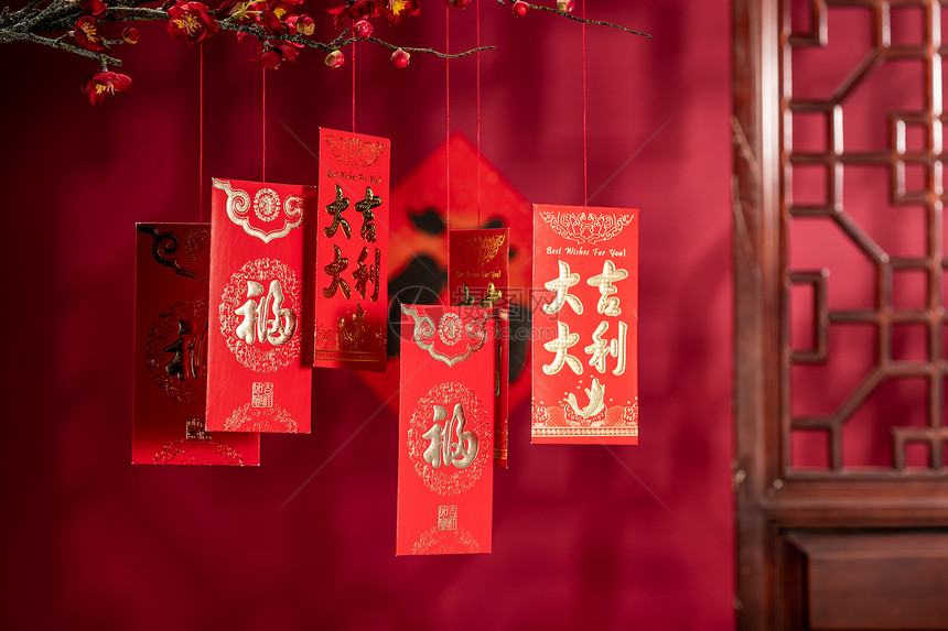 庆祝春节东亚悬挂在梅花下面的红包图片