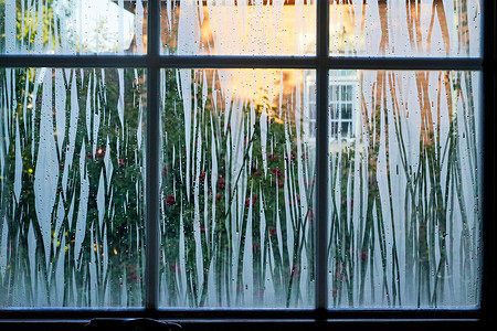 水滴里别墅蓝天水滴玻璃透过雨后的窗户背景