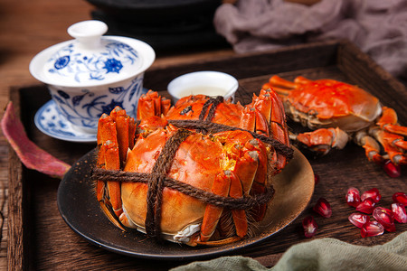海鲜熟食蒸好的螃蟹放在托盘里背景