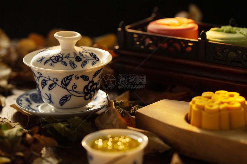 中国传统节日中秋节吃月饼图片