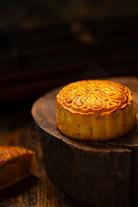 羊奶果元素中国传统节日中秋节吃月饼背景