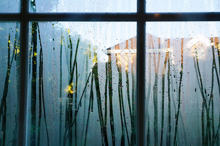 水滴里别墅雨后的窗户看天气转晴背景