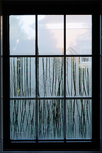 格子透明素材阴天雨后的窗户局部背景