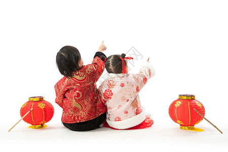 中国儿童慈善活动日元素传统服装裙子两个人庆祝新年的两个小朋友坐在地上背影背景