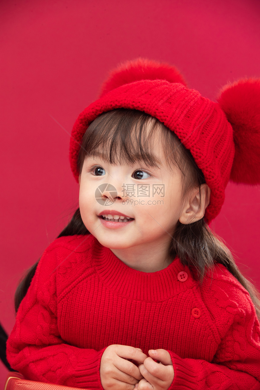 喜庆传统节日户内幸福的小女孩半身像特写图片