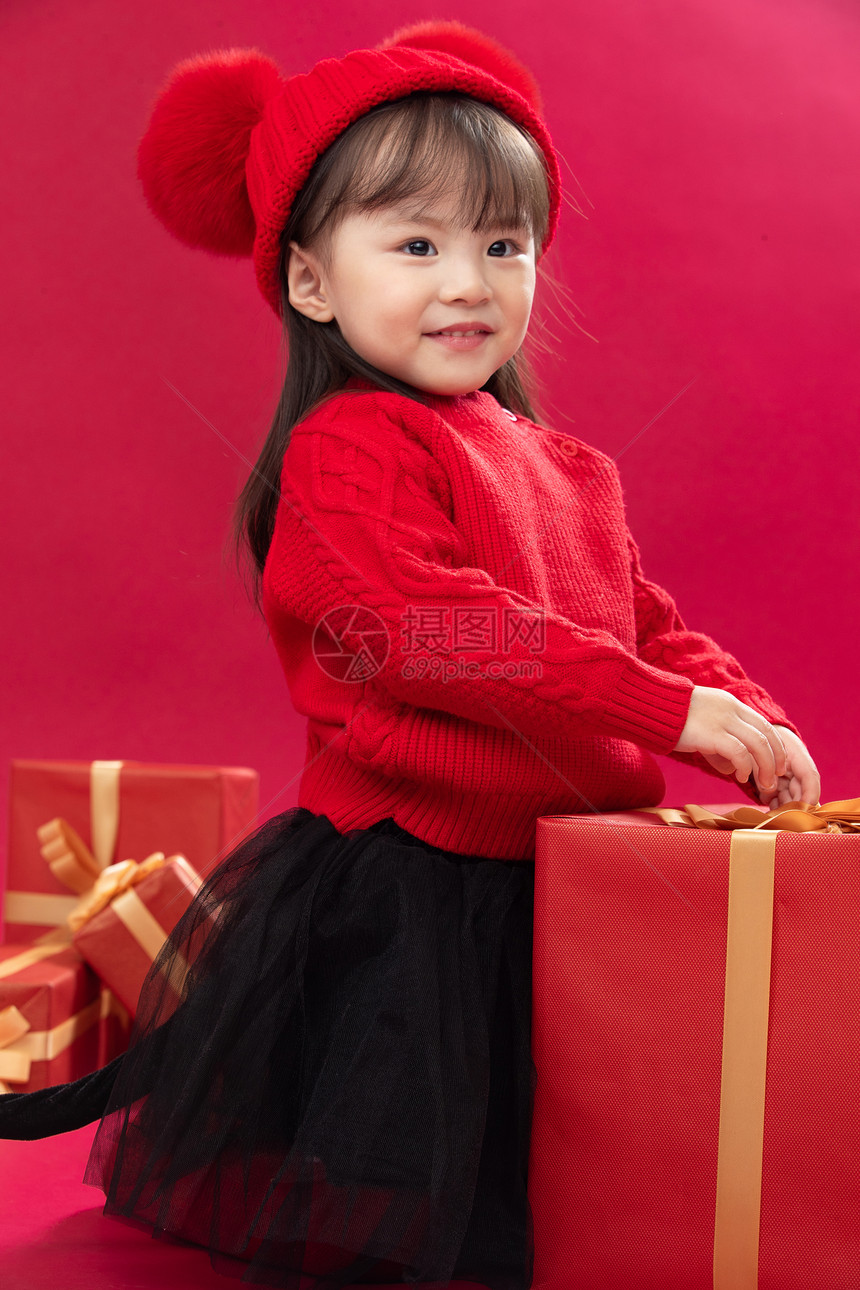 祝福亚洲人礼品幸福的小女孩趴在礼物包装盒上图片