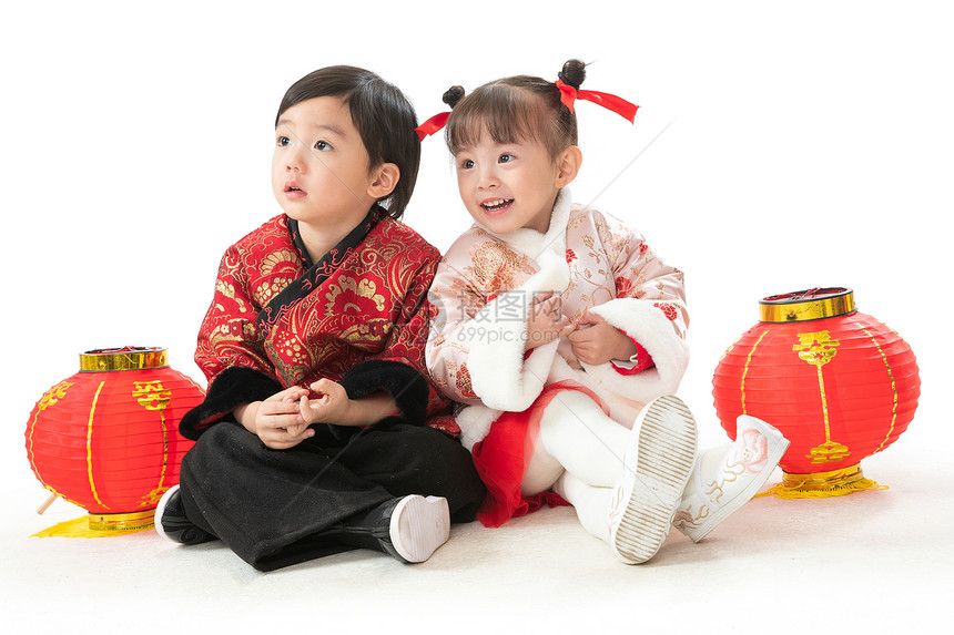 水平构图传统服装东方人兄妹两人穿新衣服坐在地上庆祝新年图片