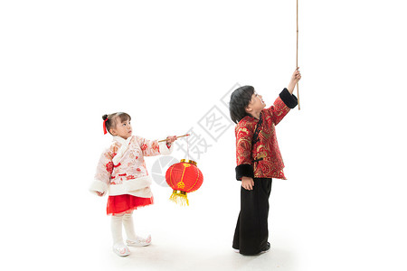影棚拍摄吉祥过新年的两个小朋友拿着红灯笼图片