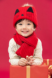红色快乐活力可爱的小男孩和新年礼物图片