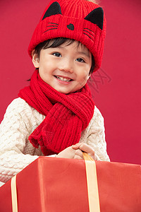 兴奋愉悦亚洲可爱的小男孩和新年礼物图片
