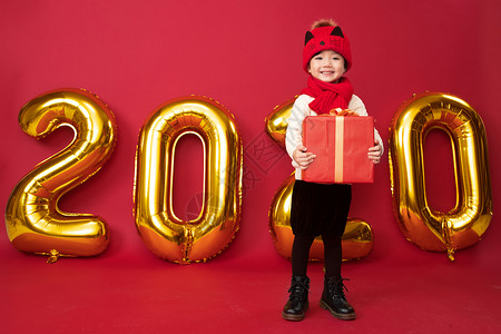 放松节日可爱的小男孩拿着新年礼物高清图片