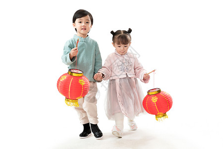 拿着灯笼的女孩祝福可爱的东亚两个小朋友手牵手拿着红灯笼背景