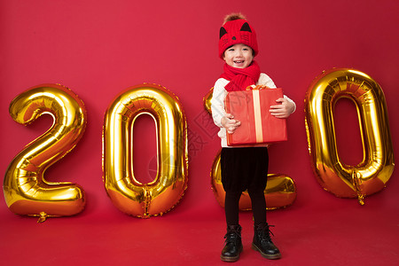 数字视网膜摄影礼品盒摄影拜年可爱的小男孩拿着新年礼物背景