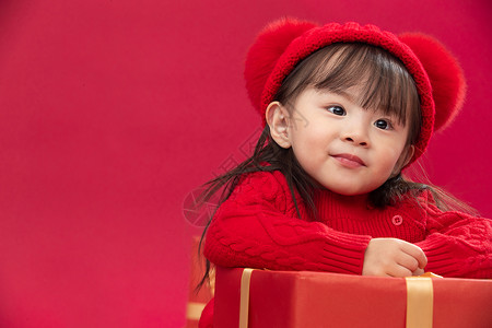 玩耍礼品盒摄影可爱的小女孩拿着新年礼物图片