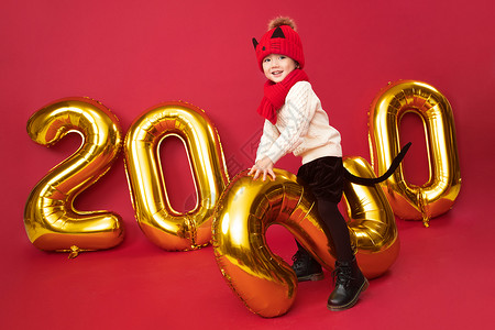 彩色帽子元素鼠年彩色图片兴奋过新年的小男孩玩耍背景