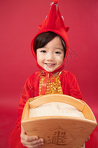 1960年风格日进斗金大米半身像抱着一斗米的可爱小男孩背景