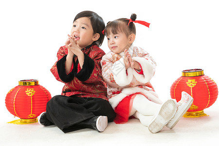 东方人人嬉戏的庆祝新年的两个小朋友坐在地上玩耍图片
