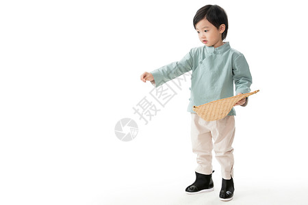 唐装健康的东亚小男孩拿着簸箕撒谷物高清图片