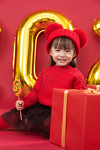 兴奋嬉戏的摄影可爱的小女孩拿着棒棒糖图片