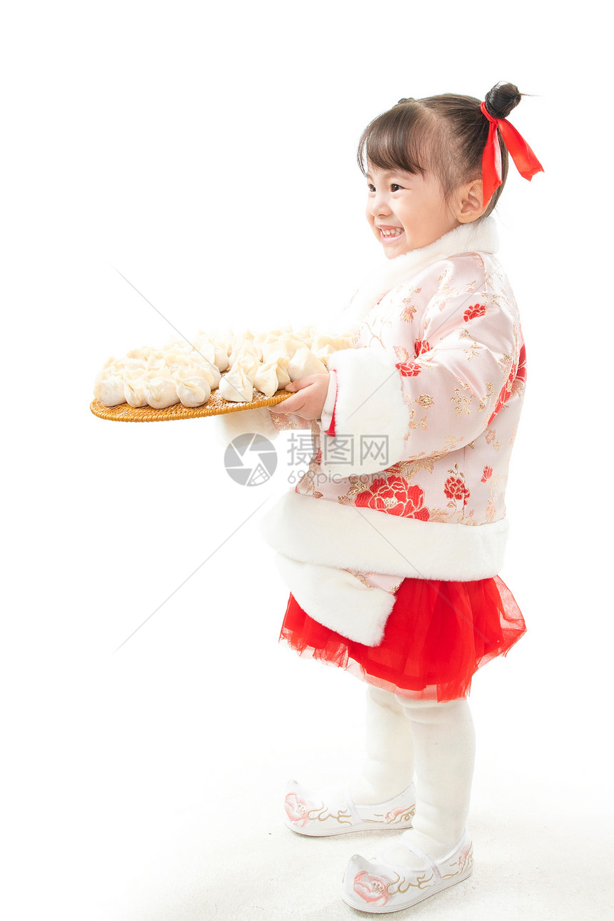 过新年的小女孩拿着饺子图片