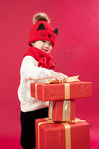 嬉戏的大半身儿童可爱的小男孩拿新年礼物图片