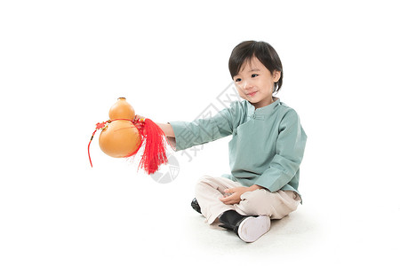传统节日节日盘腿坐着小男孩拿着葫芦盘腿坐地上图片