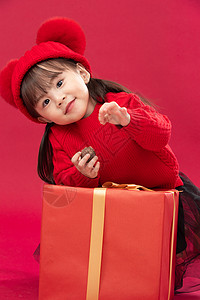 天真高兴儿童幸福的小女孩趴在礼物包装盒上图片