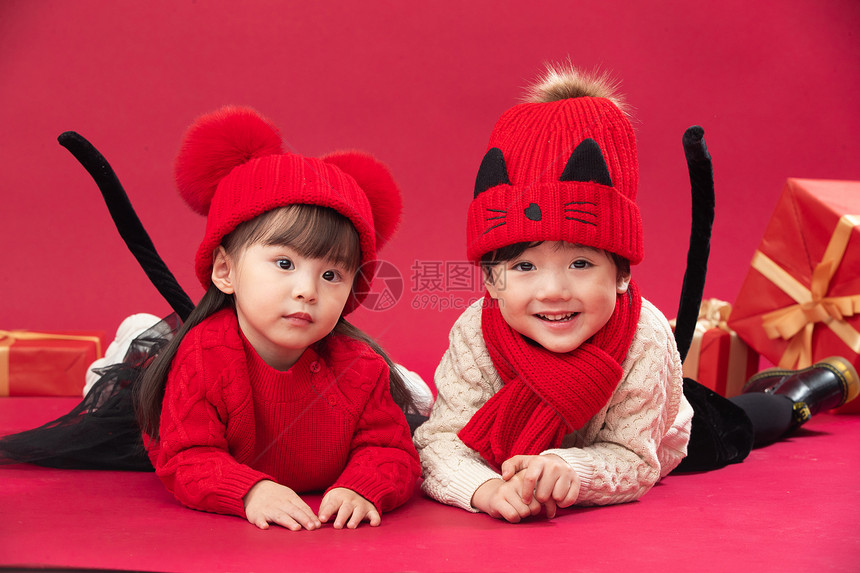 红色背景红色儿童两个小朋友趴在地上玩耍图片
