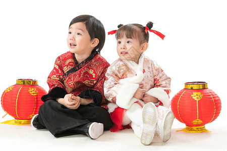 摄影关爱嬉戏的庆祝新年的两个小朋友坐在地上玩耍图片