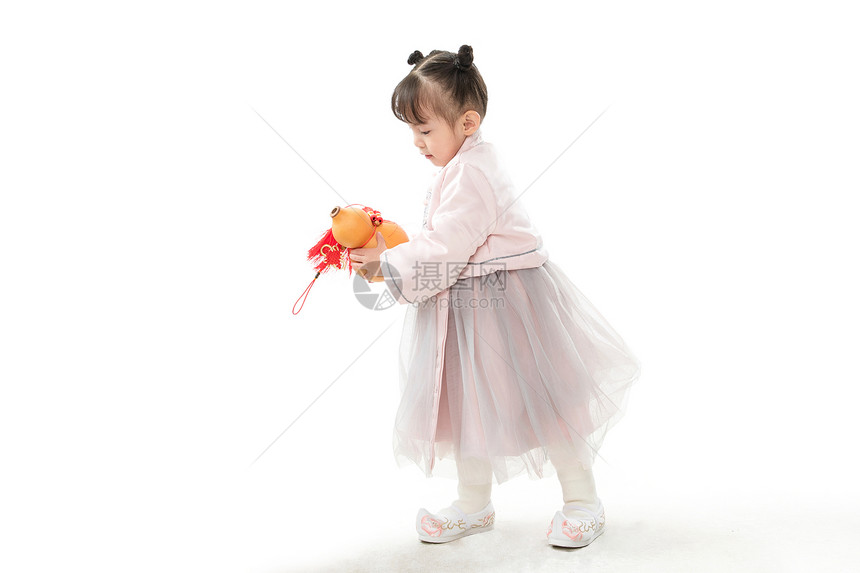水平构图亚洲天真可爱的小女孩拿着葫芦图片