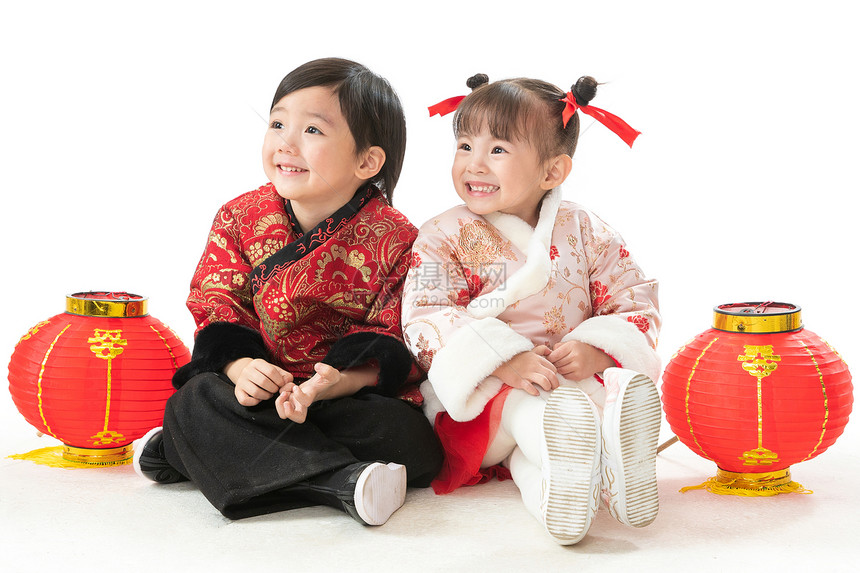 传统服装红色古典式庆祝新年的两个小朋友坐在地上玩耍图片