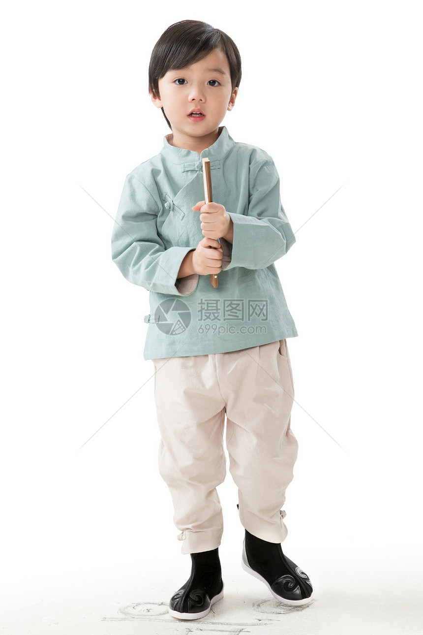 童年人亚洲可爱的的小男孩拿着扇子玩耍图片