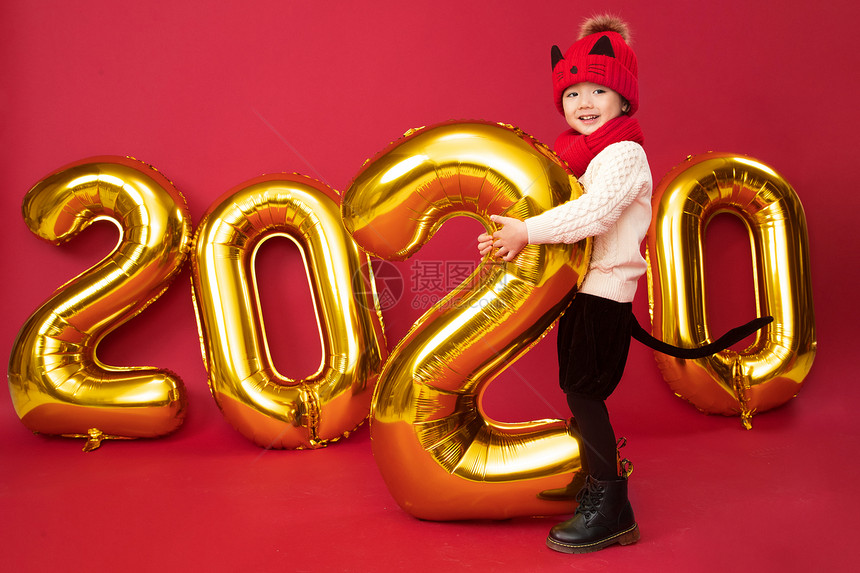 人2020年快乐过新年的小男孩玩耍图片