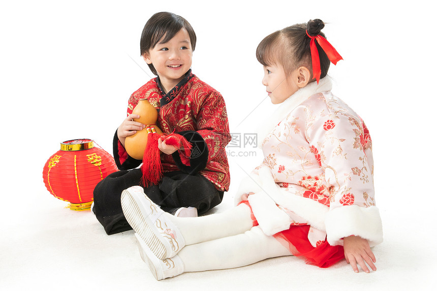 水平构图无忧无虑传统文化庆祝新年的两个小朋友坐在地上玩耍图片
