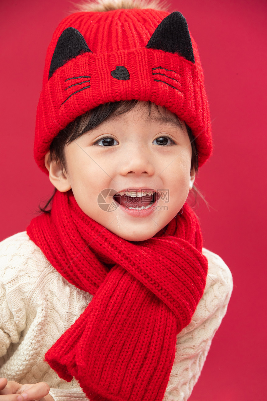 兴奋东方人红色背景可爱的小男孩过新年图片