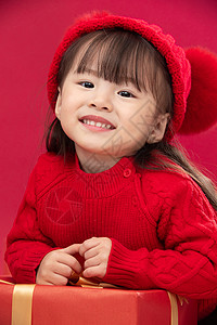 传统节日传统庆典可爱的小女孩趴在新年礼物上图片