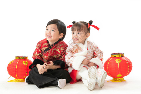 东方人童年相伴庆祝新年的两个小朋友坐在地上玩耍图片