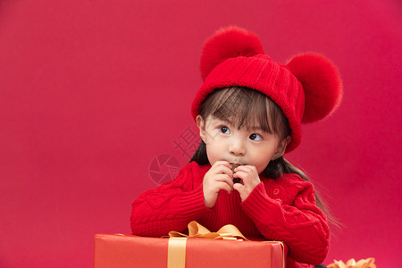 2岁到3岁喜庆玩耍可爱的小女孩趴在新年礼物上图片