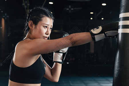 女拳击手在健身房训练高清图片