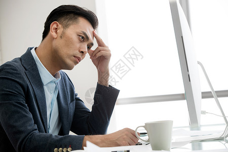 男烦恼电脑前情绪低落的商务中年男人背景
